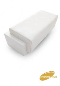 Poggia braccia con scocca in legno bianca e cuscino in eco-pelle bianco